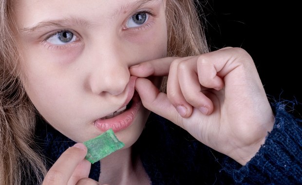 Uwaga na snusy. Nowa, groźna moda wśród nastolatków