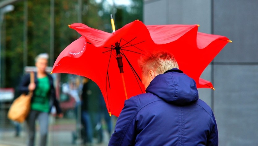 Uwaga na wiatr! Ostrzeżenia dla większości regionów