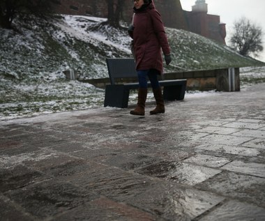Uwaga, ślisko! Są ostrzeżenia IMGW. Do tego niebezpiecznie na Bałtyku