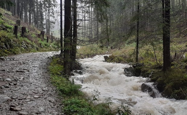 Uwaga turyści! Szlaki w Tatrach pod wodą
