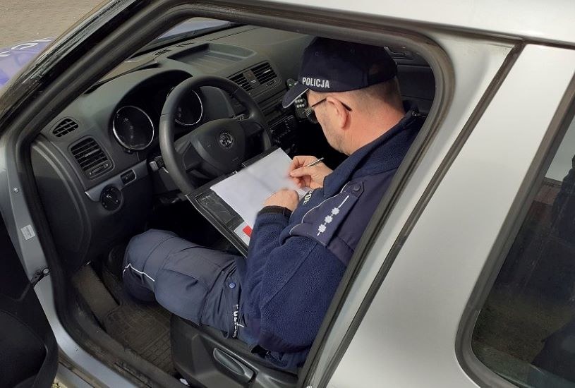 Uwagę dzielnicowego zwróciła dwójka dzieci podróżująca na siedzeniu pasażera w jednym z samochodów. /Komenda Powiatowa Policji w Lęborku /