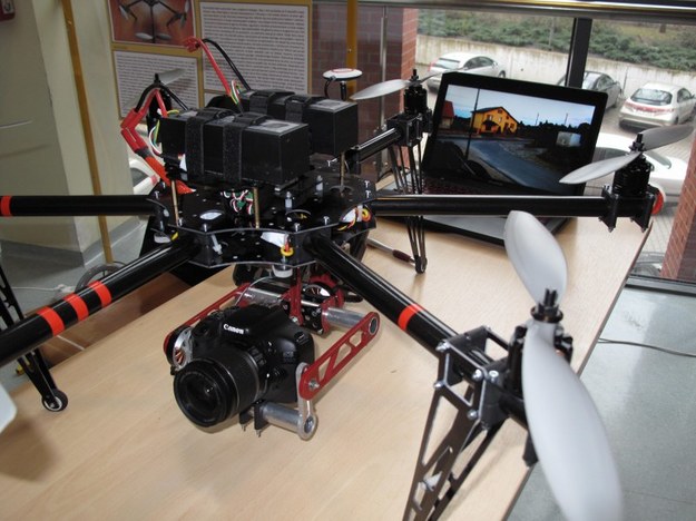 Uwagę przykuwał też dron, skonstruowany przez jednego z uczestników, pozwalający na kręcenie filmów z wysokości /Adam Górczewski /RMF FM