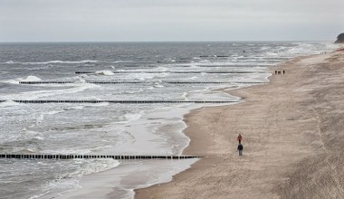 Uwalniają go silne wiatry i sztormy. Zaczyna się sezon nad Bałtykiem