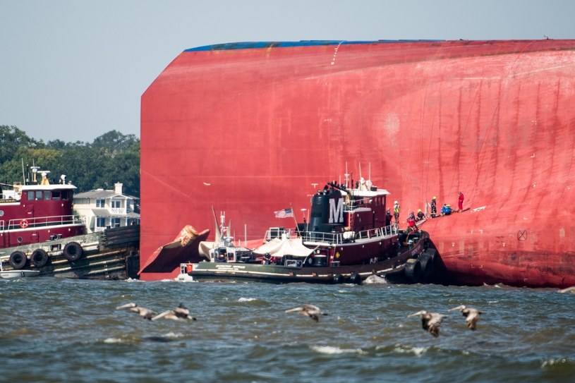 Uwalnianie marynarzy przez dziurę w dnie /Getty Images