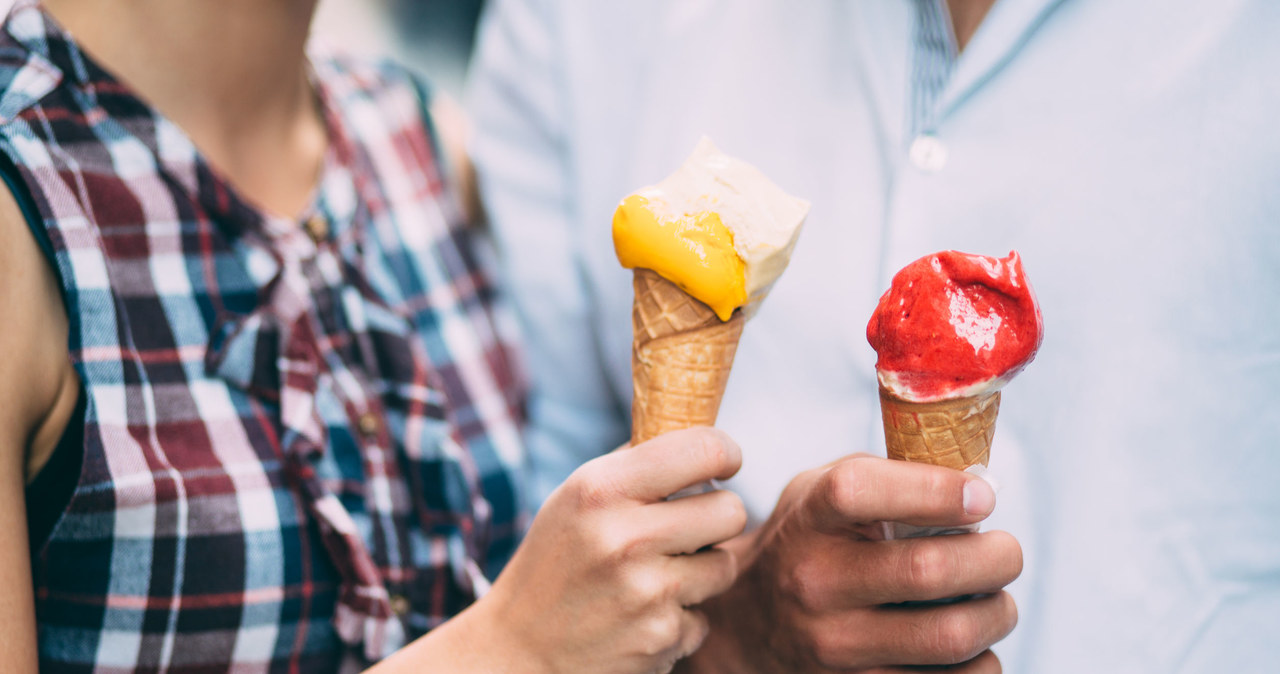 Uważa się, że lody tuczą, bo zawierają sporo cukrów i tłuszczów /123RF/PICSEL