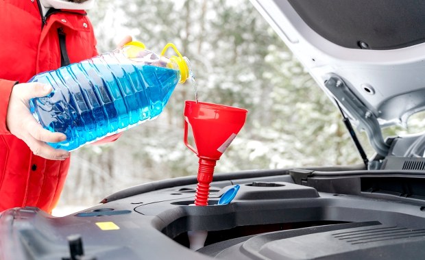 Uważaj na zimowe płyny do spryskiwaczy! Niepokojące wyniki badań