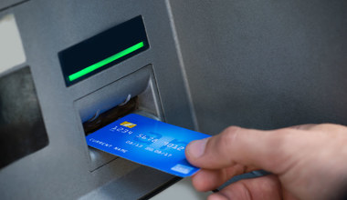 Uważaj przy bankomacie, oszuści mają perfidny trik. Wystarczy im naklejka i papierek