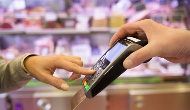 Uważaj przy płatności kartą. Potrzeba tylko chwili, by zapłacić 10-krotność