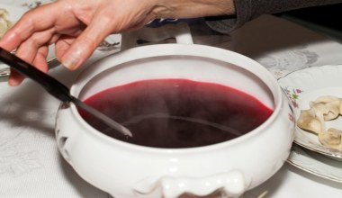Uważaj, tak możesz zepsuć barszcz wigilijny. Pamiętaj, by nie dodać zbyt dużo