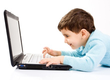Uważaj: twoje dziecko może się uzależnić od Internetu... /INTERIA.PL