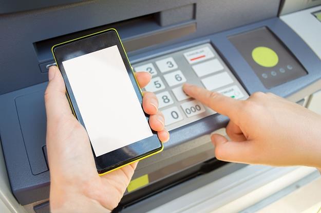 Uważaj wypłacając pieniądze z bankomatu /&copy;123RF/PICSEL