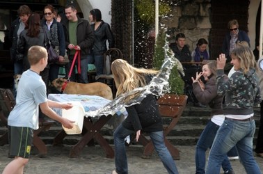 Uważajcie, czym polewacie się w śmigus-dyngus!