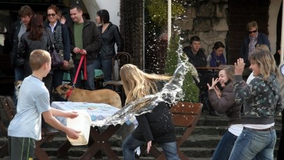 Uważajcie, czym polewacie się w śmigus-dyngus!