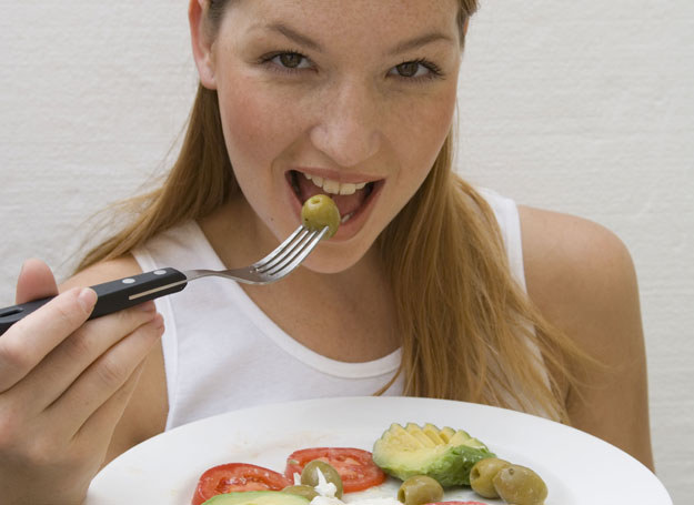Uważne komponowanie posiłków pozwala utrzymać odpowiedni poziom cukru we krwi /INTERIA.PL