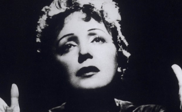 Uwielbiana przez tłumy, prywatnie nieszczęśliwa. Paryż świętuje setną rocznicę urodzin Edith Piaf
