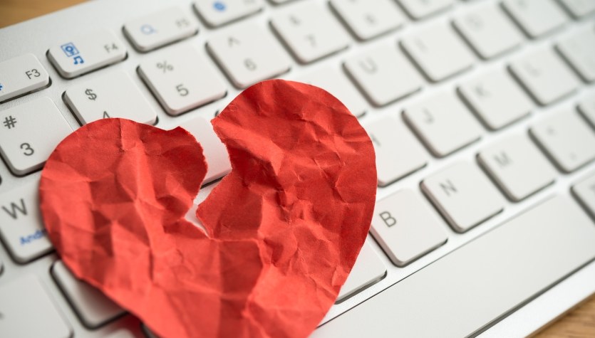 ​Uwierzyła w opowieść francuskiego żołnierza. Straciła pieniądze