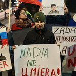"Uwolnić Nadię". Demonstracja przed rosyjską ambasadą w Warszawie
