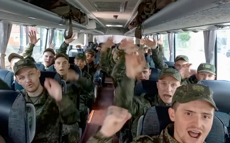 Uwolnieni przez Ukrainę rosyjscy jeńcy wojenni; zdjęcie zrobione gdzieś na terenie Białorusi /RUSSIAN DEFENCE MINISTRY PRESS SERVICE HANDOUT