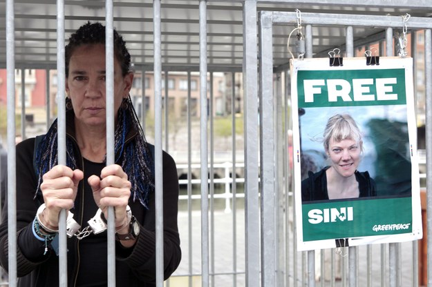 Uwolnienia aktywistów Greenpeace domagają się ich koledzy na całym świecie. Tu protest w Hiszpanii /LUIS TEJIDO  /PAP/EPA
