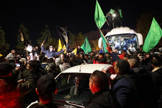 Uwolnienie Palestyńczycy dotarli do Ramallah /ALAA BADARNEH  /PAP/EPA