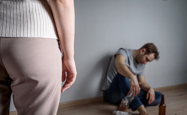 Uzależnienie od alkoholu lub narkotyków. Jak wygląda terapia?
