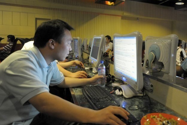Uzależnienie od internetu to w Chinach duży problem /AFP
