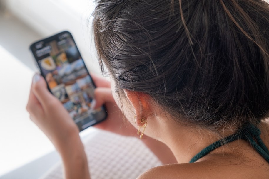 Uzależnienie od mediów społecznościowych powoduje większe narażenie na fake newsy /Shutterstock