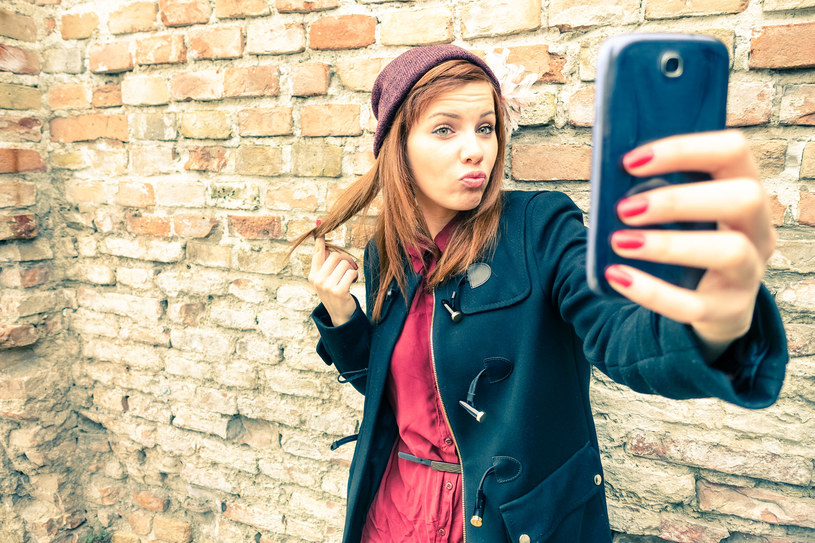 Uzależniliśmy się od selfie? Skutki są tragiczne! /123RF/PICSEL