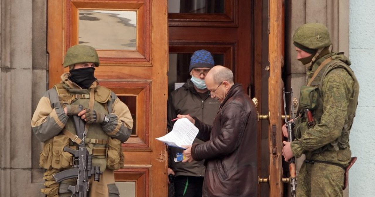 Uzbrojeni ludzie patrolują centrum Symferopola