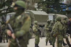 Uzbrojeni ludzie patrolują centrum Symferopola