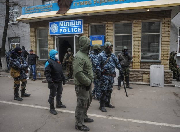 Uzbrojeni mężczyźni przed posterunkiem policji na Ukrainie /ROMAN PILIPEY /PAP/EPA