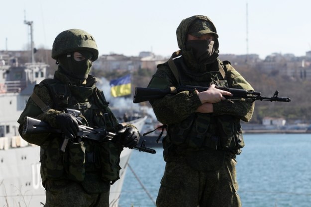 Uzbrojeni mężczyźni w porcie w Sewastopolu /PAP/EPA/ZURAB KURTSIKIDZE /PAP/EPA