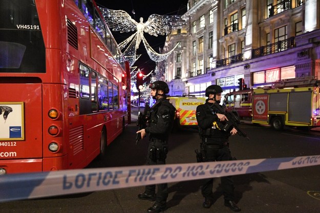 Uzbrojeni policjanci w pobliżu stacji metra Oxford Circus przy Oxford Street w centrum Londynu /FACUNDO ARRIZABALAGA /PAP/EPA
