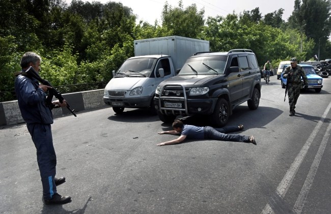 Uzbrojeni prorosyjscy separatyści przy wjeździe do Słowiańska /MAXIM SHIPENKOV    /PAP/EPA