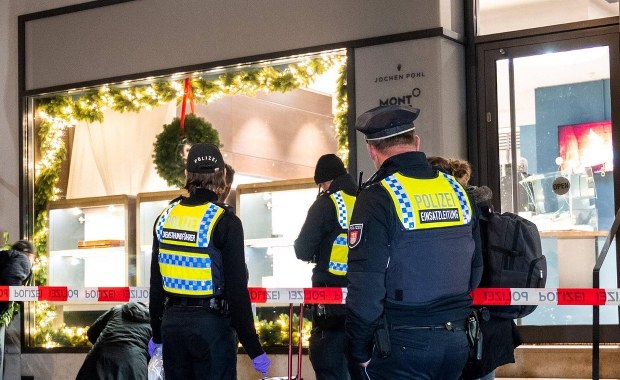 Uzbrojeni rabusie na hulajnogach elektrycznych. Ich łup wart jest miliony euro