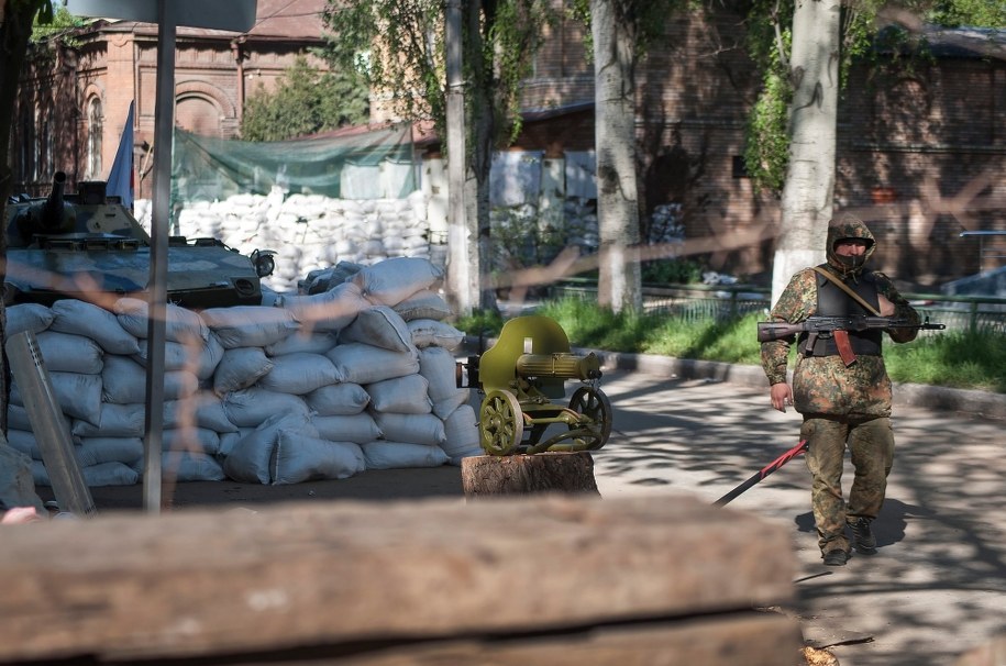 Uzbrojeni separatyści przy punkcie kontrolnym /ROMAN PILIPEY /PAP/EPA