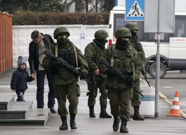 Uzbrojeni wojskowi w pobliżu lotniska w Sewastopolu /MAXIM SHIPENKOV    /PAP/EPA