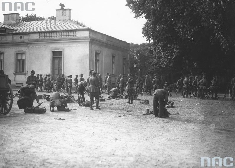 Uzbrojeni żołnierze na placu przed Belwederem /Z archiwum Narodowego Archiwum Cyfrowego