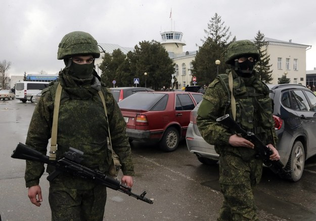 Uzbrojeni żołnierze opanowali ulice Simferopola /MAXIM SHIPENKOV    /PAP/EPA