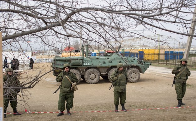 Uzbrojeni żołnierze przed bazą wojskową na Krymie /DENIS SINYAKOV /PAP/EPA