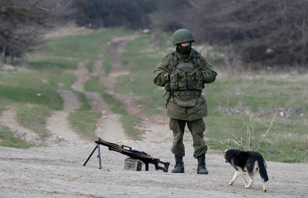 Uzbrojony mężczyzna w mundurze bez oznaczeń w pobliżu Symferopola. Moskwa twierdzi, że zbrojne grupy na Krymie to nie rosyjskie wojsko /YURI KOCHETKOV /PAP/EPA