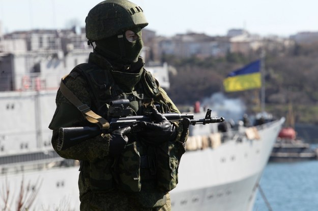 Uzbrojony mężczyzna w mundurze bez oznaczeń w porcie w Sewastopolu /ZURAB KURTSIKIDZE /PAP/EPA