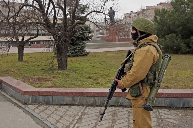 Uzbrojony mężczyzna w pobliżu budynku Rady Ministrów Krymu /ARTUR SHVARTS /PAP/EPA