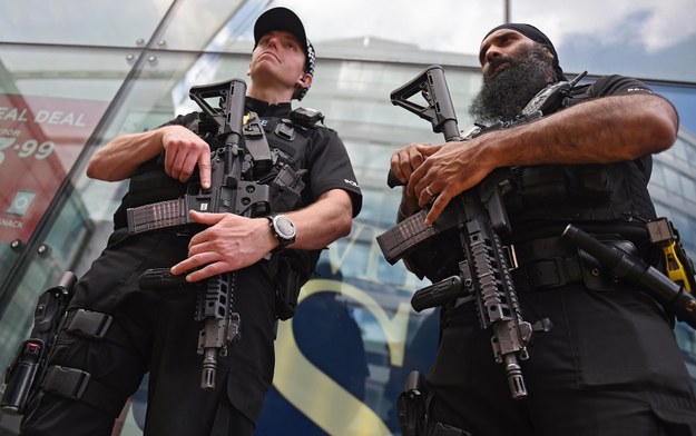 Uzbrojony patrol policji w Manchesterze dzień po tragicznym zamachu w czasie koncertu Ariany Grande / 	ANDY RAIN    /PAP/EPA