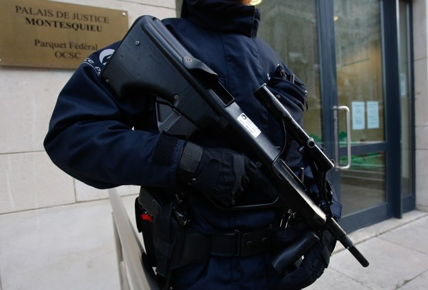 Uzbrojony policjant przed Pałacem Sprawiedliwości w Brukseli /JULIEN WARNAND /PAP/EPA