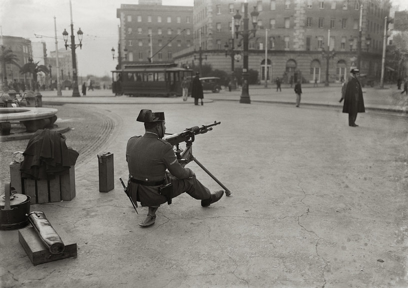 Uzbrojony żołnierz Gwardii Cywilnej na Plaça Espanya w Barcelonie, 1933. Brangulí, © ANC /materiały prasowe