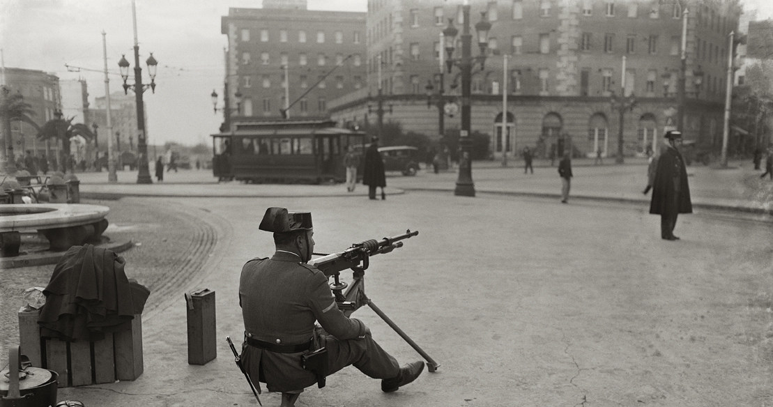 Uzbrojony żołnierz Gwardii Cywilnej na Plaça Espanya w Barcelonie, 1933. Brangulí, © ANC /materiały prasowe