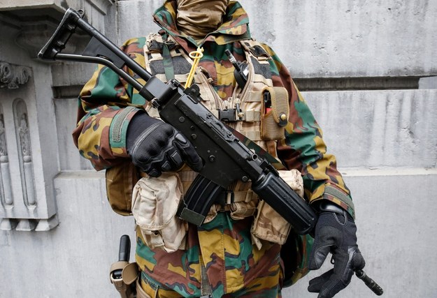 Uzbrojony żołnierz na ulicach Brukseli /JULIEN WARNAND /PAP/EPA