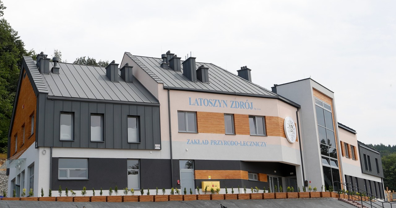 Uzdrowisko, które uwielbiają seniorzy. Największym atutem są bez wątpienia tutejsze wody siarczanowo-wapniowe /East News