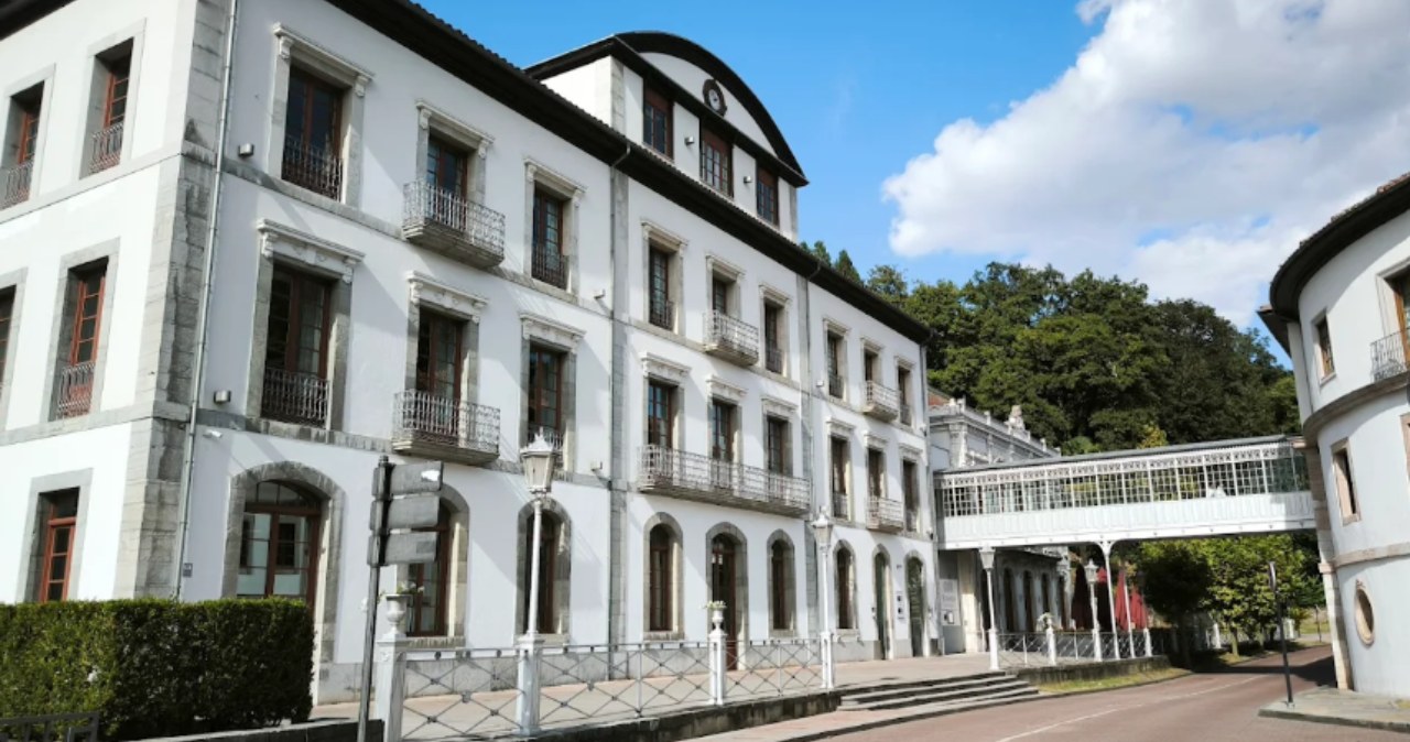 Uzdrowisko malowniczo położone w hiszpańskiej Asturii. Kusi wodami termalnymi i szeroką ofertą usług /Google Maps, Agustin Fernandez Lucas /materiał zewnętrzny